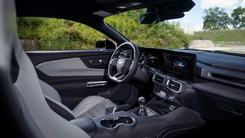 Das Innendesign umfasst einen einzigen Bildschirm, der sowohl die Anzeigen als auch den zentralen Touchscreen enthält.