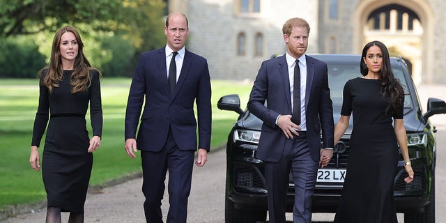 Catherine, Prinzessin von Wales, Prinz William, Prinz von Wales, Prinz Harry, Herzog von Sussex, und Meghan, Herzogin von Sussex, kommen am 10. September 2022 zu einer langen Fahrt nach Windsor Castle, um Blumen und Ehrungen für Ihre Majestät Königin Elizabeth zu sehen Windsor, England.  Menschenmassen versammelten sich und gingen, um vor den Toren von Schloss Windsor für Königin Elizabeth II. zu grüßen, die am 8. September 2022 auf Schloss Balmoral starb. 