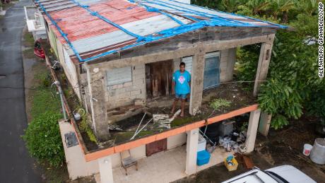 Getsabel Osorio steht in ihrem Haus, das vor fünf Jahren vom Hurrikan Maria zerstört wurde, bevor Fiona in Luisa, Puerto Rico, ankam.
