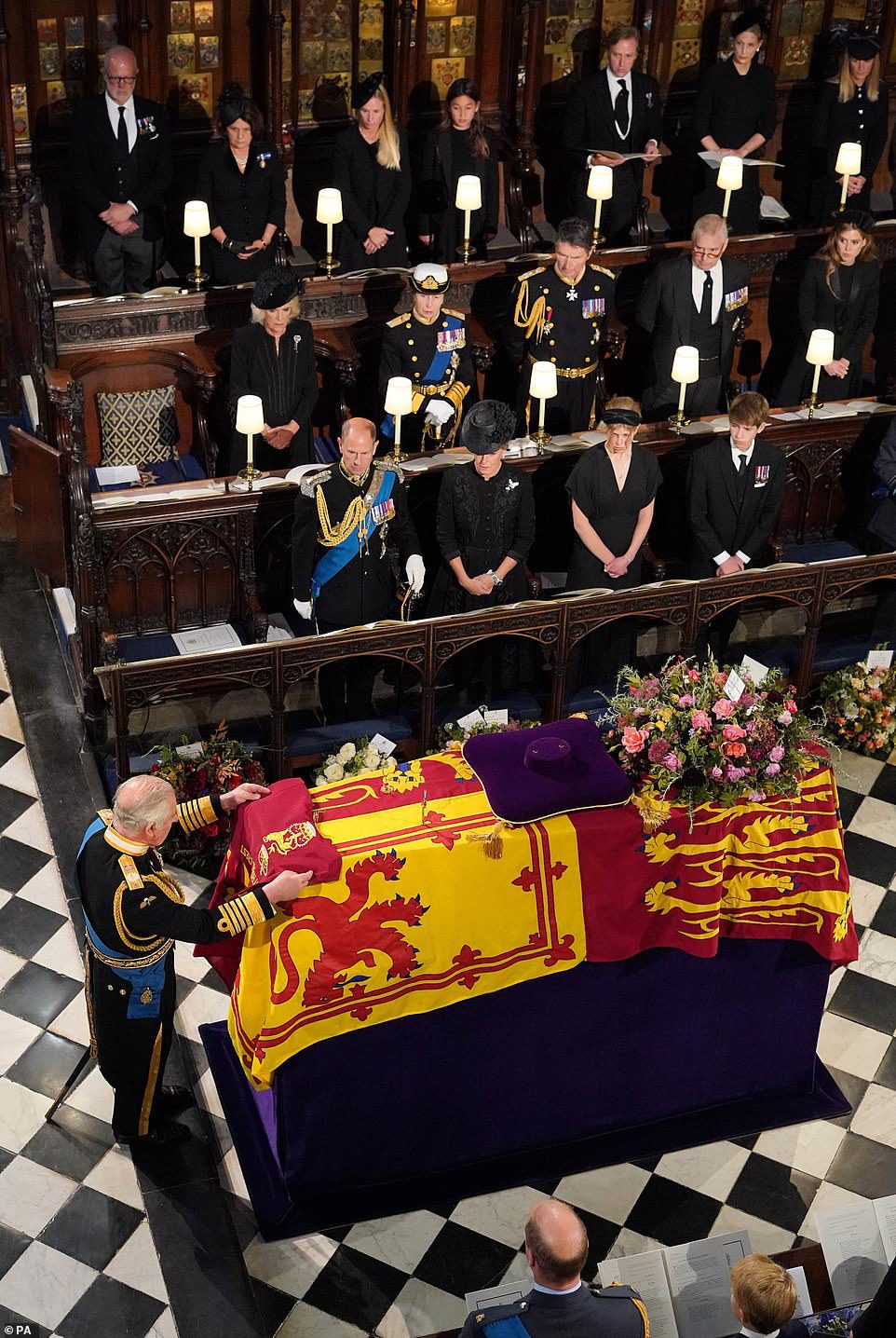 König Karl III. legt bei der Indienststellungszeremonie am Montag die Farbe des Lagers der Grenadier Guards der Queen's Company auf den Sarg Ihrer Majestät