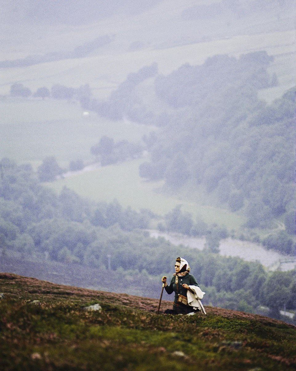 Die königliche Familie hat gestern ein nie zuvor gesehenes Foto veröffentlicht, das Königin Elizabeth II. bei einem Spaziergang durch die Heide von Balmoral in Schottland zeigt.