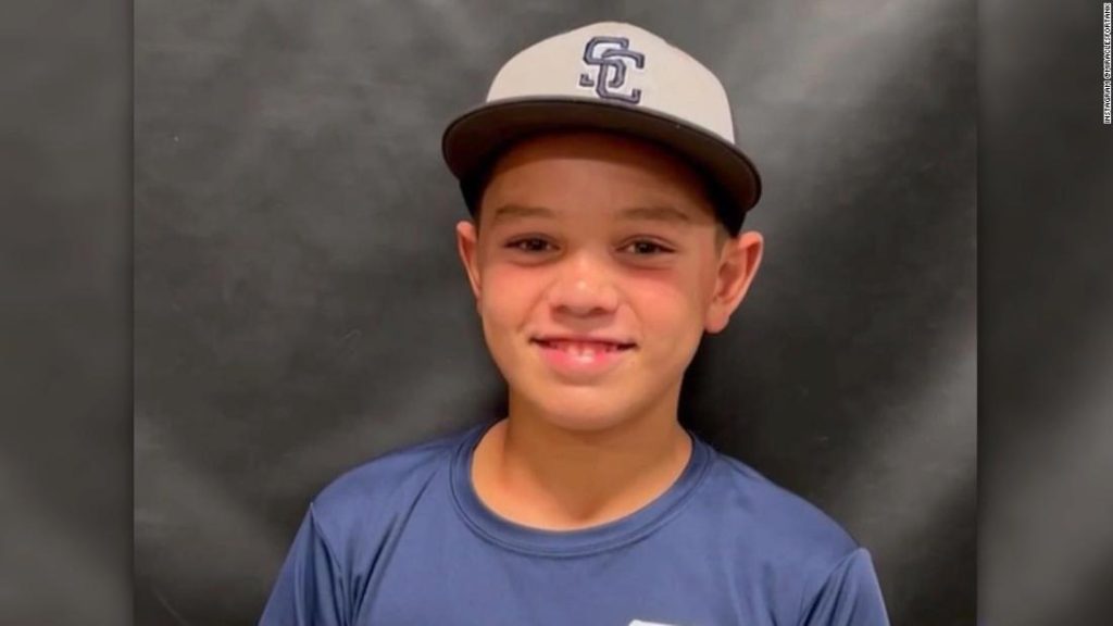 Easton Oliverson: Familie Little Leaguer nach Sturz aus Etagenbett schwer verletzt verklagt Liga und Bettenhersteller