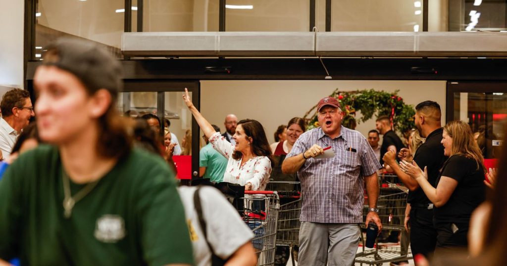 HEB eröffnet in Frisco mit einer Menschenmenge von 1.500 wartenden Menschen