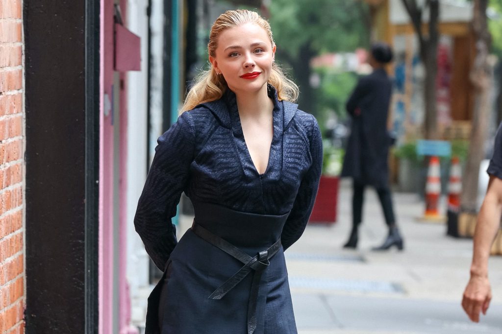 NEW YORK, NY – 18. JULI: Chloe Grace Moretz ist am Set von The Ballad of Ruby Salem am 18. Juli 2022 in New York City zu sehen.  (Foto von Jose Perez/Power-Griffin/GC Images)
