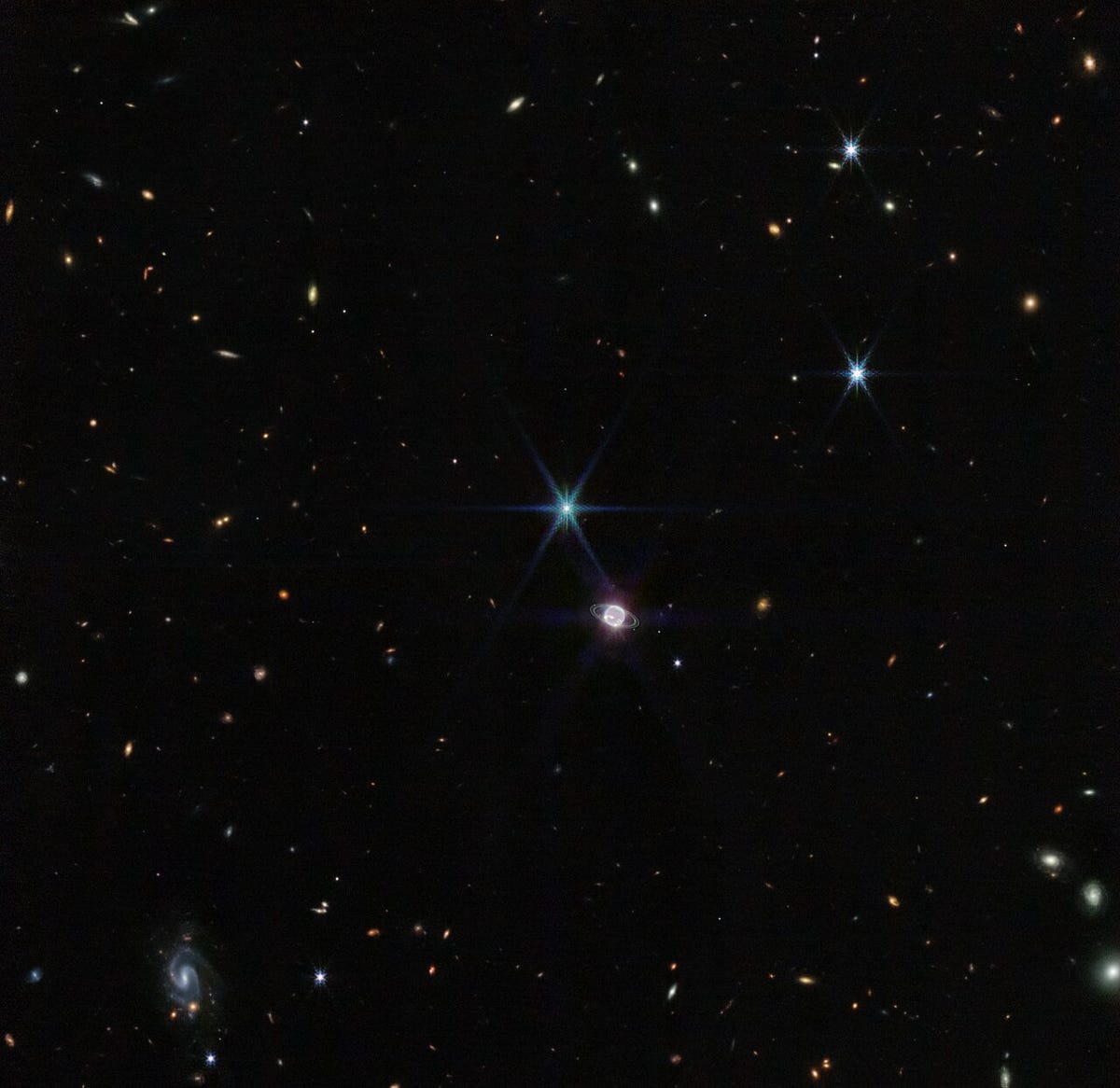In der Mitte, etwas südwestlich, befindet sich ein leuchtender Kreis, der Neptun darstellt.  Rund um den Globus waren auch leuchtende schwache Ringe zu sehen.  Nordwestlich dieses Globus befindet sich ein helles, sechszackiges bläuliches Stück Land, das einen der Neptunmonde darstellt.  Tonnenweise Flecken und Wirbel im Hintergrund, vor der dunklen Weite des Weltraums, weisen auf Galaxien im ganzen Universum hin.