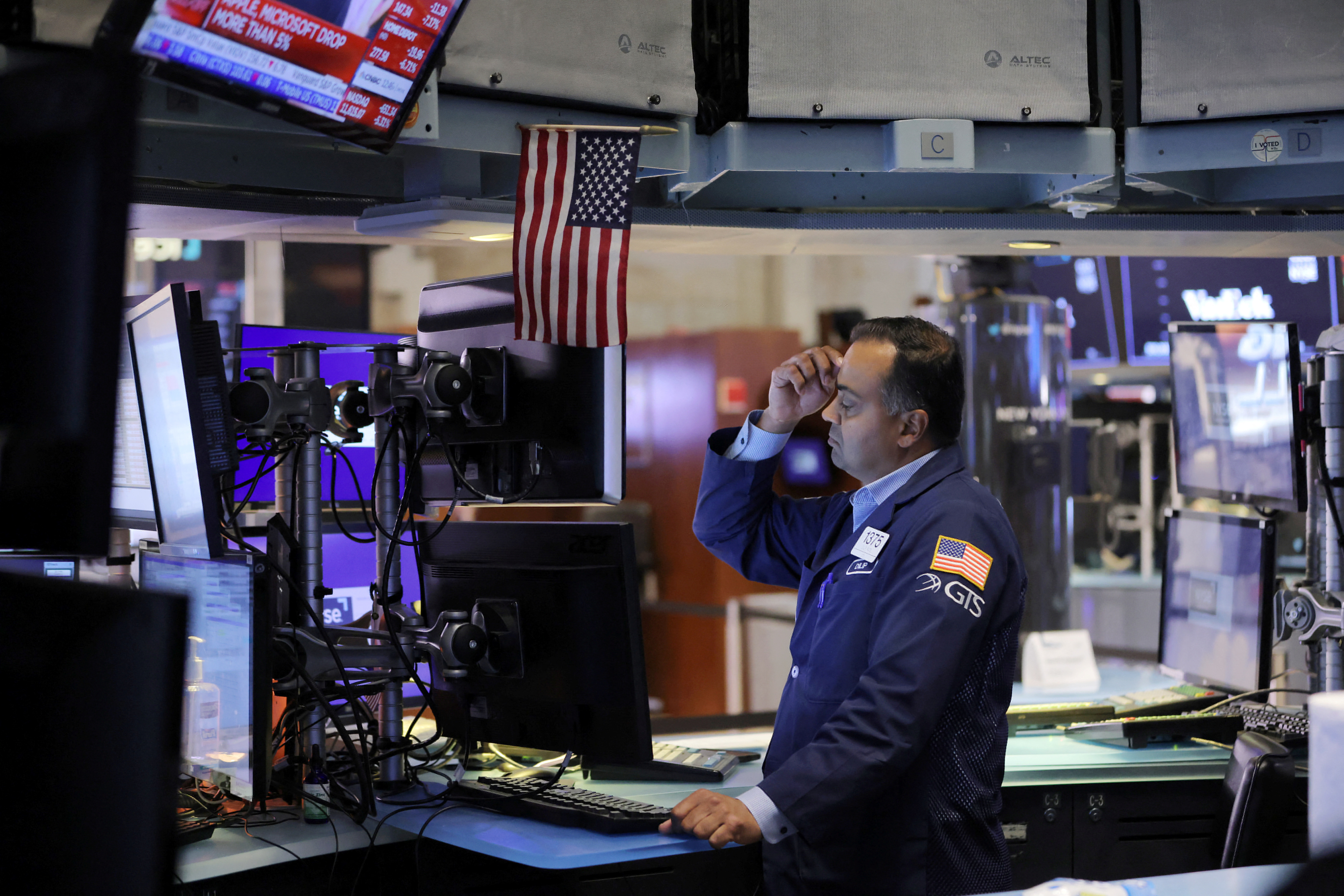 Ein Händler arbeitet auf dem Handelsparkett der New York Stock Exchange (NYSE) in Manhattan, New York City