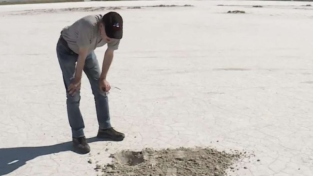 NASA-Wissenschaftler fliegt in den Himmel, um nach Beweisen für die Herkunft des Meteoriten zu suchen