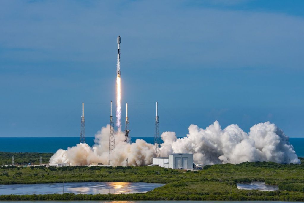 Sehen Sie, wie SpaceX am Sonntag 51 Starlink-Satelliten und eine Weltraumlokomotive startet