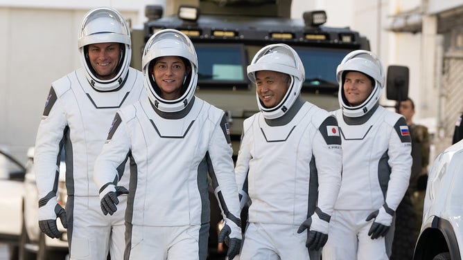 Die NASA-Astronauten Josh Cassada (links) und Nicole Mann (zweite von links), JAXA-Astronauten, JAXA-Astronauten (zweite von rechts) und Roscosmos-Astronautin Anna Kekina (rechts) in SpaceX-Anzügen, die sich darauf vorbereiten, das Schiff zu verlassen.  Die Operationen von Neil A.