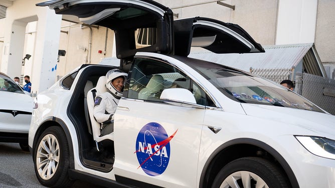 Die NASA-Astronauten Josh Cassada (links) und Nicole Mann (zweite von links), JAXA-Astronauten, JAXA-Astronauten (zweite von rechts) und Roscosmos-Astronautin Anna Kekina (rechts) in SpaceX-Anzügen, die sich darauf vorbereiten, das Schiff zu verlassen.  Die Operationen von Neil A.