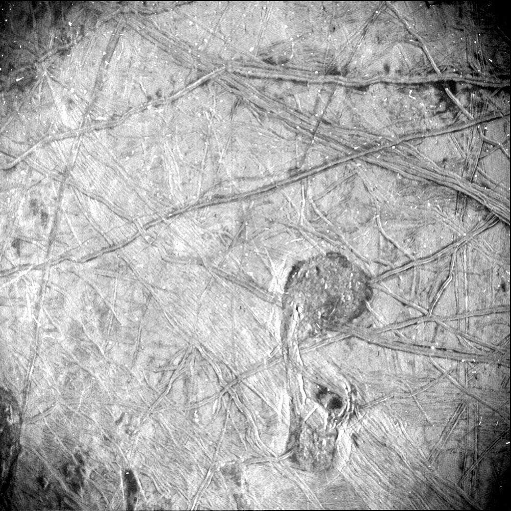 Juno der NASA erhält hochauflösende Ansicht der mysteriösen Region des eisigen Jupitermondes Europa