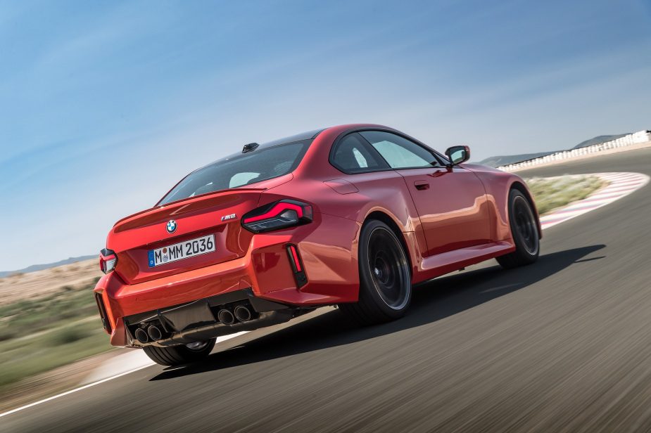 Der BMW M2 2023 kostet etwas weniger als der M3, wenn auch deutlich mehr als der M240i.