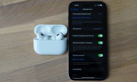 AirPods Pro neben dem iPhone zeigt den Bereich „Einstellungen“ an.
