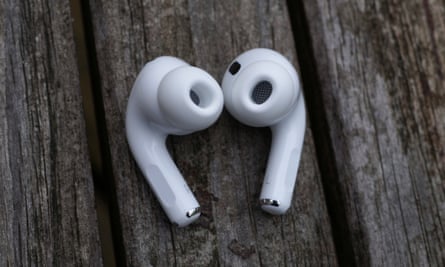 Bild von AirPods Pro 2 mit Lautsprechergitter und Kopfhörerspitzen