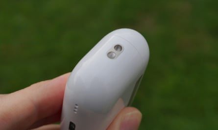 Die Schlaufe zum Befestigen des Kabels oder Riemens an der Seite der AirPods Pro 2-Hülle.