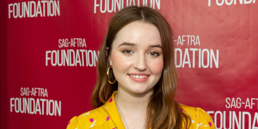 Kaitlyn Dever 🔥 Beine (und ein Blick auf die Bauchmuskeln) in einem transparenten Top und Minirock