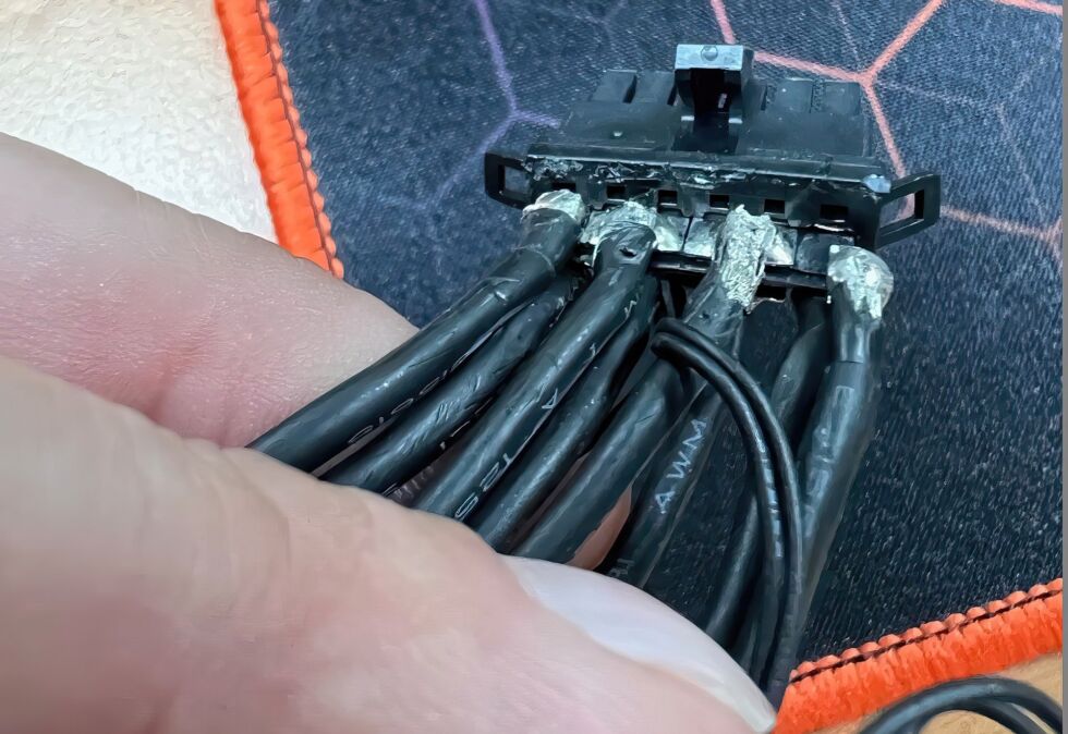 Das Lot in einem Nvidia-Netzteilkabel kann beschädigt werden, wenn die Kabel bewegt oder zu stark gebogen werden.