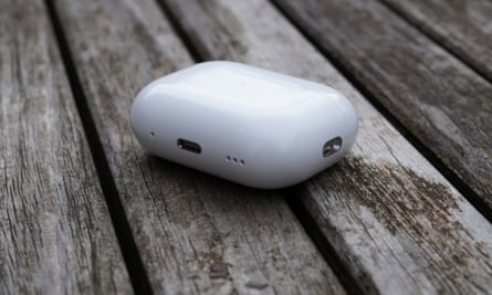 AirPods Pro 2-Hülle mit angezeigten Anschlüssen und Lautsprechern.