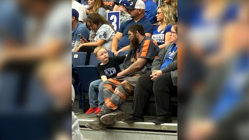Der Trainer der Kentucky Wildcats, John Calipari, teilt ein Foto eines Bergarbeiters, der von der Arbeit eilt, um dem ersten Spiel seines Sohnes beizuwohnen – und lädt die Familie zu einem Spiel nach Lexington ein.