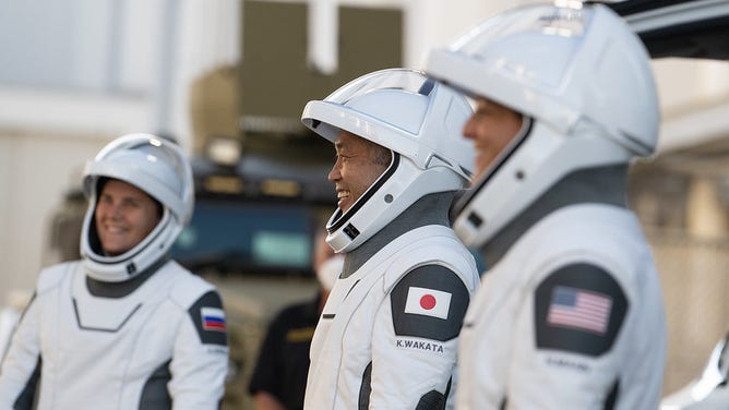 Die NASA-Astronauten Josh Cassada (links) und Nicole Mann (zweite von links), JAXA-Astronauten, JAXA-Astronauten (zweite von rechts) und Roscosmos-Astronautin Anna Kekina (rechts) in SpaceX-Anzügen, die sich darauf vorbereiten, das Schiff zu verlassen.  Die Operationen von Neil A.