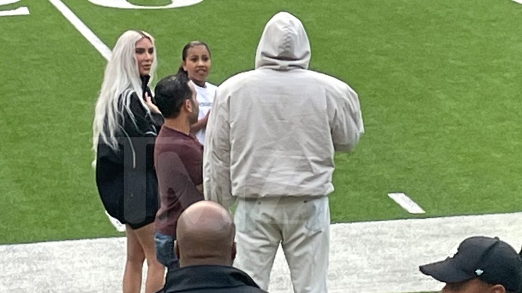 Kim Kardashian und Kanye West besuchen ein Fußballspiel in Saint und unterhalten sich am Rande