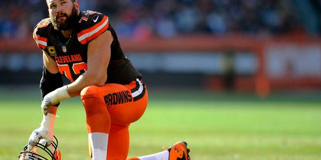 Left Tackle Joe Thomas von den Cleveland Browns kniet während eines Teils des Spiels gegen die New York Giants am 27. November 2016 im First Energy Stadium in Cleveland.