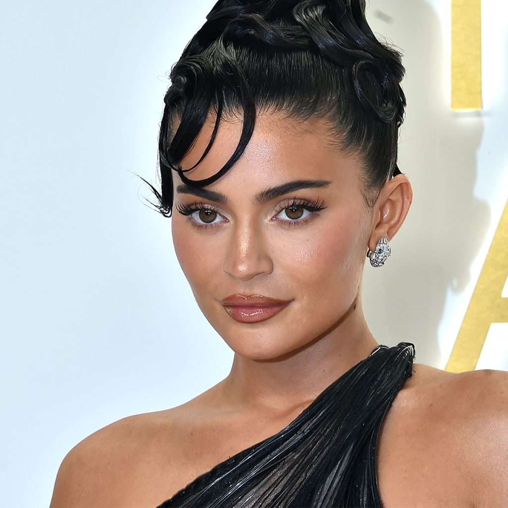 Kylie Jenner ist die neueste Berühmtheit, die einen lässigen, riskanten Cardigan rockt – Fans sind besessen
