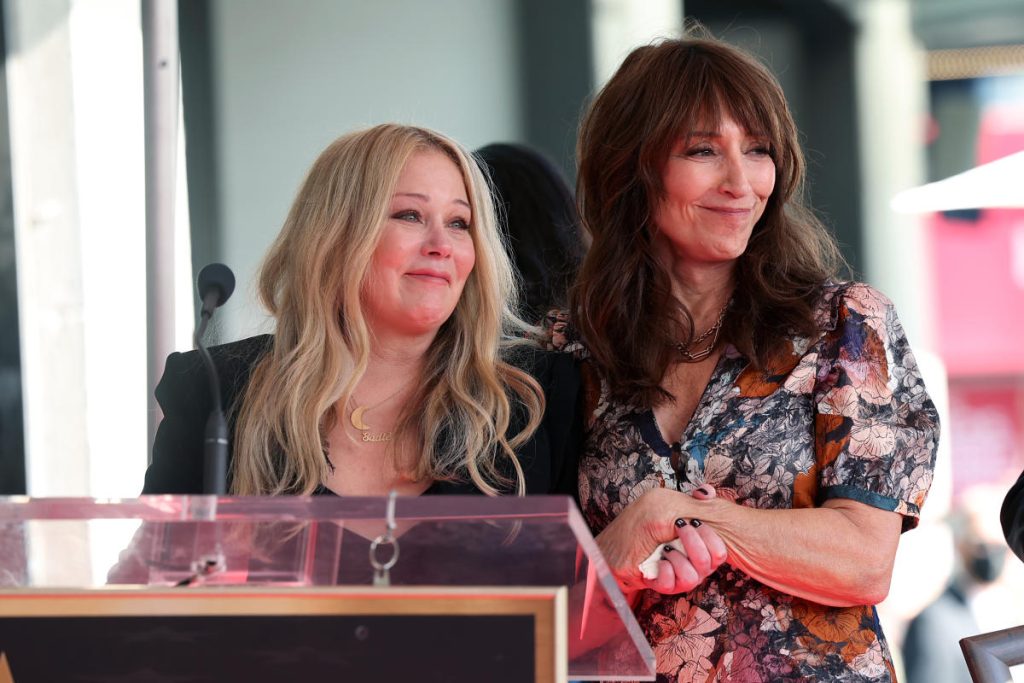 Christina Applegate lehnt sich ein Jahr nach der MS-Diagnose auf der Hollywood Walk of Fame-Party an TV-Mutter Katie Sagal