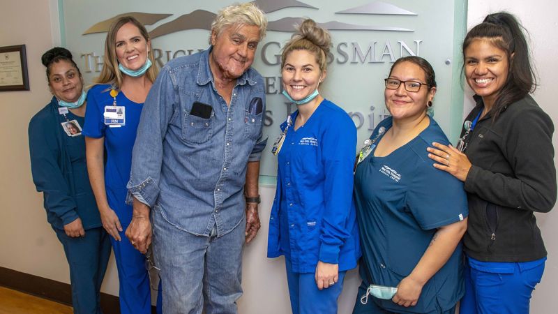 Jay Leno wurde aus dem Krankenhaus entlassen, nachdem er Verbrennungen erlitten hatte