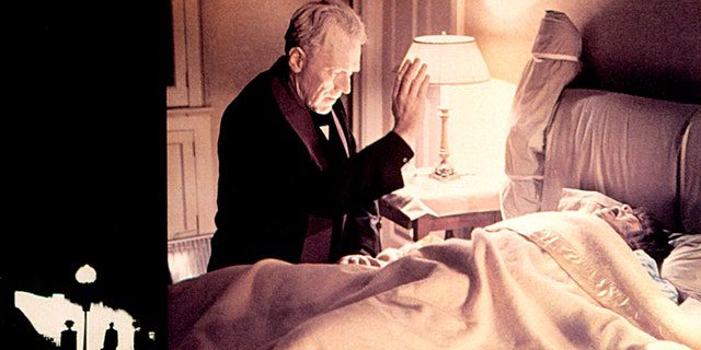 Der Exorzist, Lobbycard, Max Von Sydow, Linda Blair, 1973. (Foto von LMPC via Getty Images)