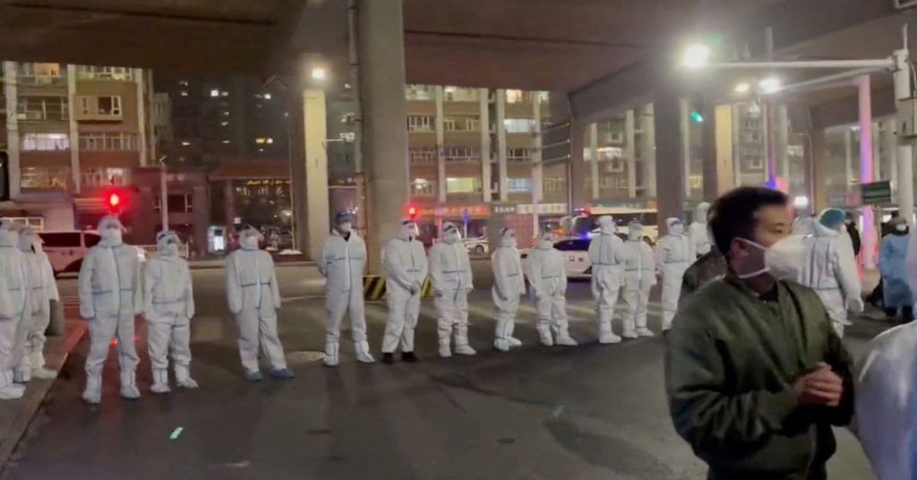 Nach einem tödlichen Brand sind im chinesischen Xinjiang massive Proteste gegen das Coronavirus ausgebrochen