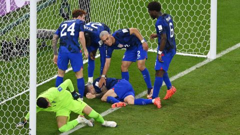 Christian Pulisic, umgeben von seinen Teamkollegen, nachdem er sich nach seinem Tor verletzt hatte.