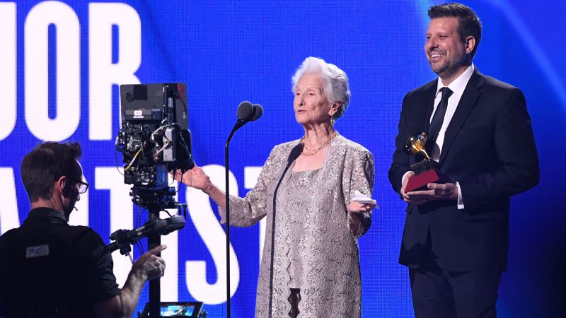 Angela Alvarez, 95, wurde im historischen Duell als beste neue lateinamerikanische Künstlerin ausgezeichnet