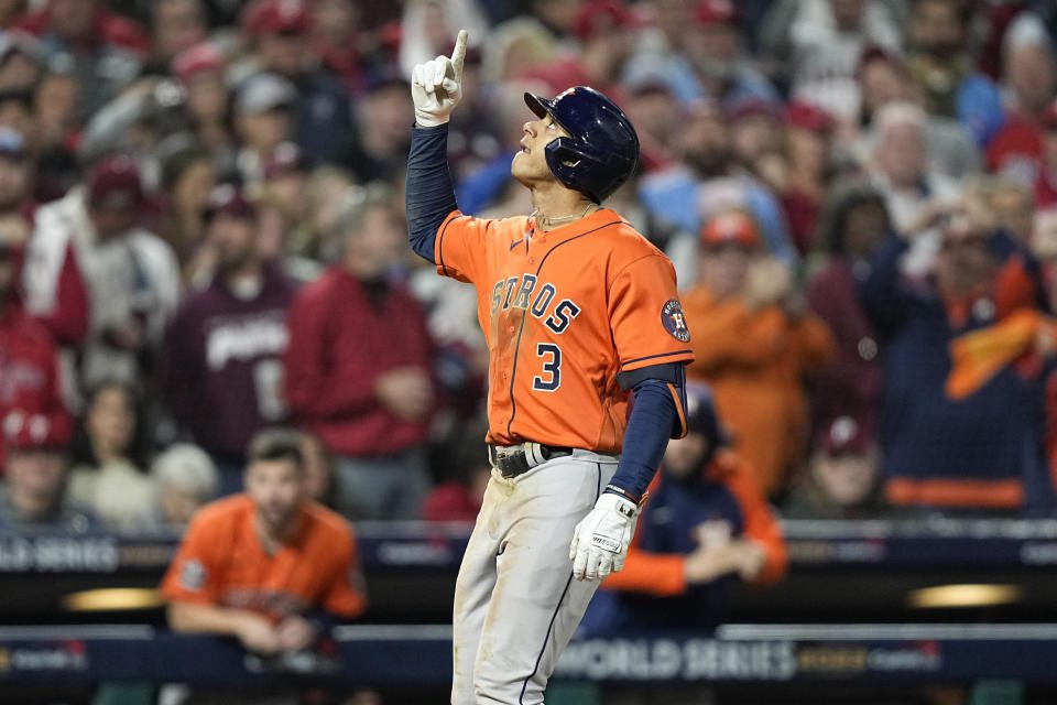 Astros Shortstop Jeremy Pena feiert seinen Homerun im vierten Inning der Game 5 World Championships (AP Photo/David J. Phillip)