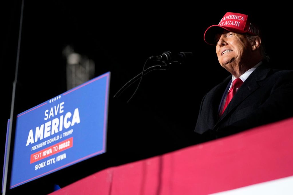 Donald Trumps Rede heute – Neueste: Trump bittet die Menge, in einer „riesigen roten Welle“ abzustimmen, während er über ein „bewaffnetes“ Justizsystem schreit