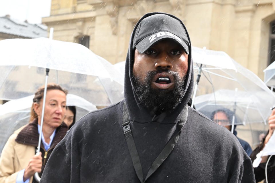 PARIS, FRANKREICH – 2. OKTOBER: (Nur für redaktionelle Zwecke – für nicht redaktionelle Zwecke bitte Genehmigung des Modehauses einholen) Kanye West nimmt an der Givenchy Spring/Summer 2023 Women’s Fashion Show im Rahmen der Paris Fashion Week am 2. Oktober 2022 teil in Paris, Frankreich.  (Foto von Stefan Cardinale – Corbis / Corbis via Getty Images)