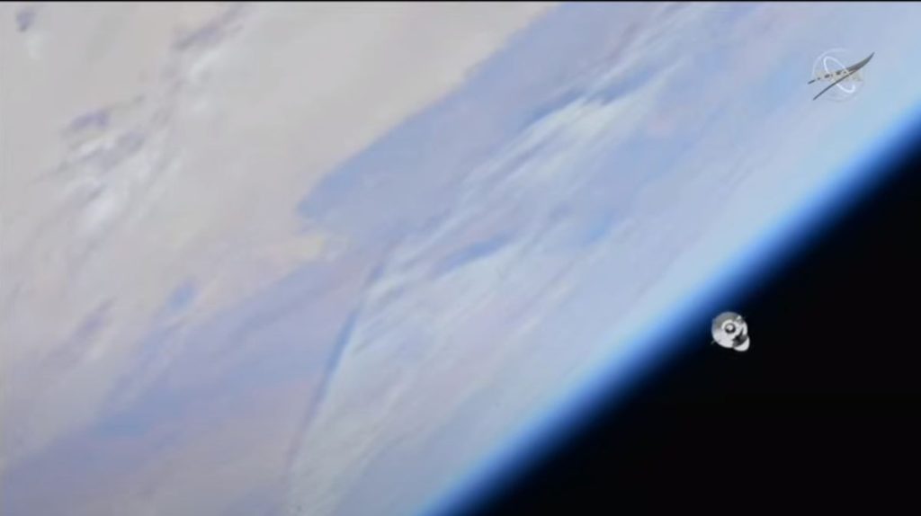 Ein Dragon-Frachtschiff von SpaceX dockt an einer Raumstation an, um Solaranlagen, Samen und mehr zu liefern