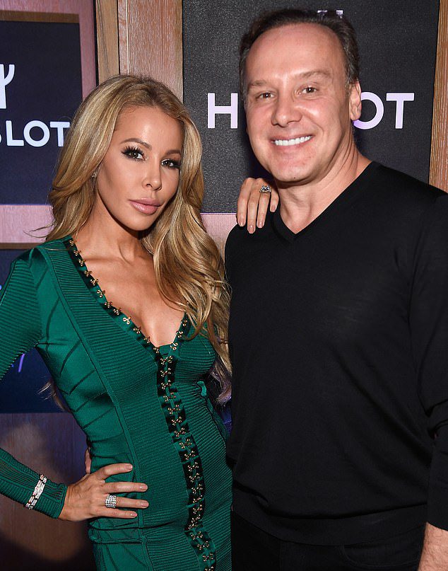 Lisa Hochstein behauptet, sie sei nicht in der Lage, „Windeln und Essen“ für die Babys zu kaufen … nachdem ihr Ex-Mann ihr das Wort abgeschnitten habe