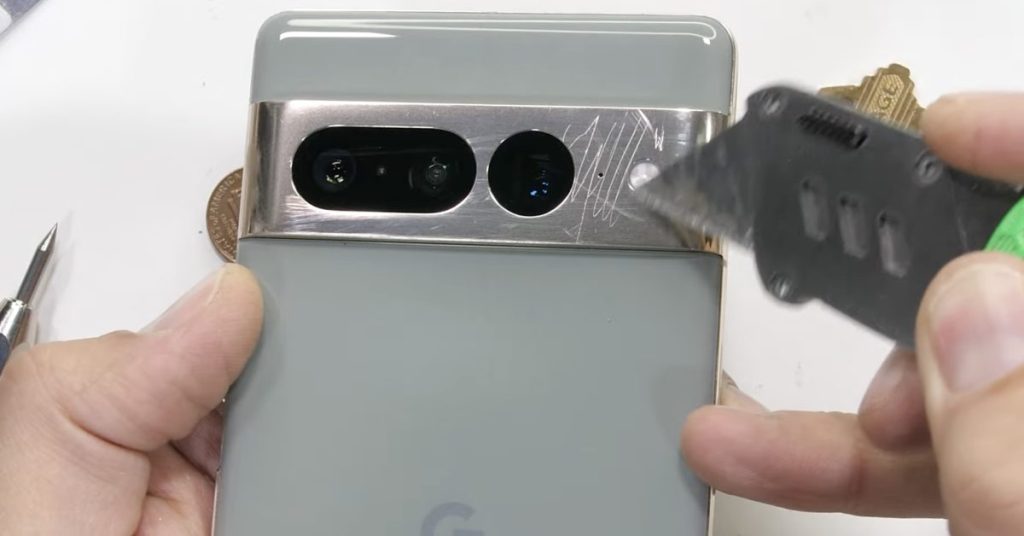 Pixel 7 Pro Haltbarkeitstest zeigt zerkratzte Kamera
