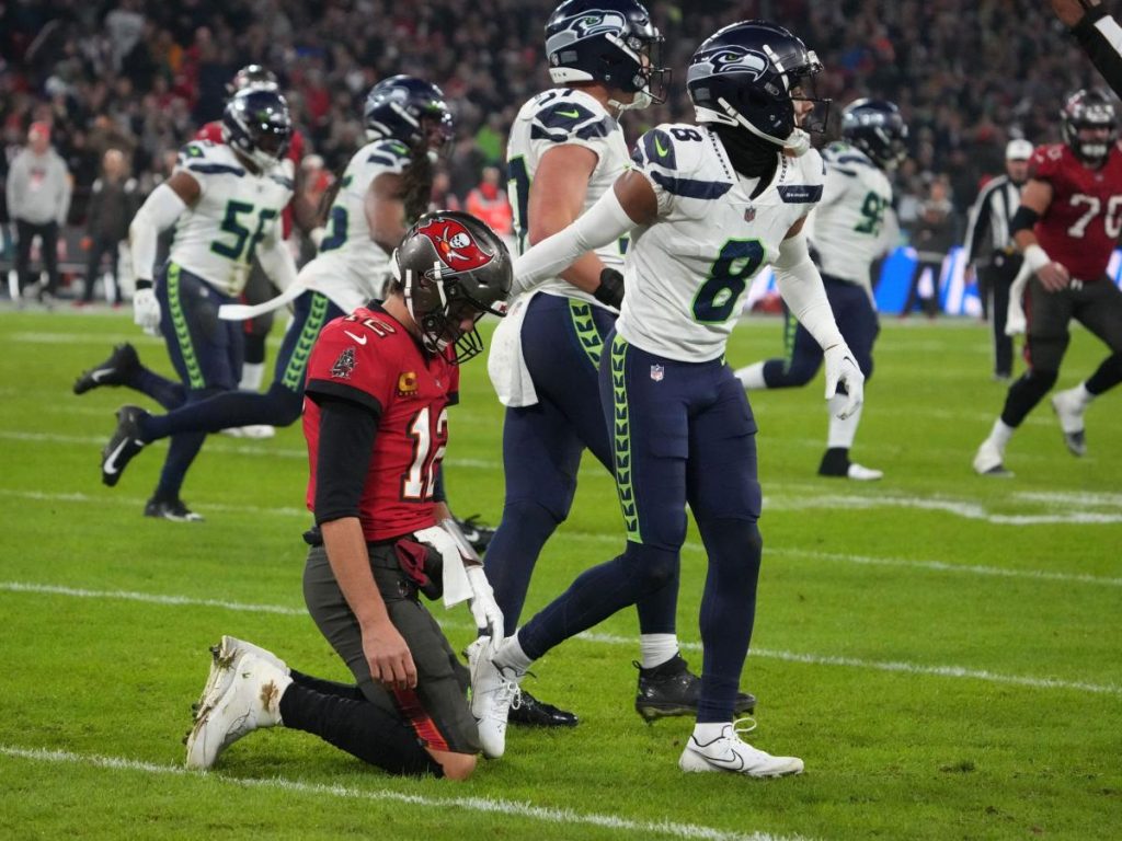 Tom Brady sagt, er habe versucht, das katastrophale Stuntspiel zu stoppen, das ihn flach auf die Nase fallen ließ, und wurde von Leonard Fournette abgefangen