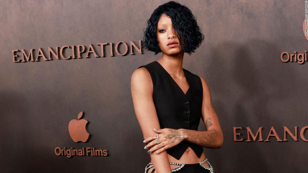 Willow Smith stellt einen ultrahohen Hosenhalter her