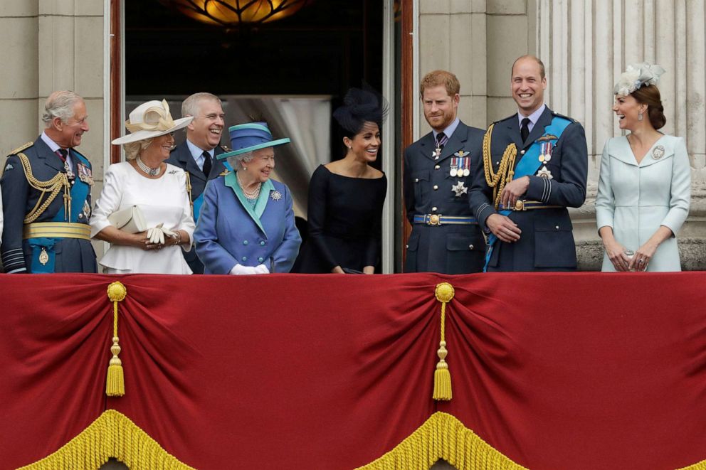 FOTO: Aus den Akten – die britische Königin Elizabeth II., Mitte links, und von links, Prinz Charles, Camilla, Herzogin von Cornwall, Prinz Andrew, Meghan, Herzogin von Sussex, Prinz Harry, Prinz William und Kate, Herzogin von Cambridge, London, Juli.  10., 2018.