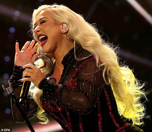 Hier sind die Haare: Ihre blonden Haare wurden bei der VinFuture Awards Gala in Hanoi in sanften Wellen gestylt