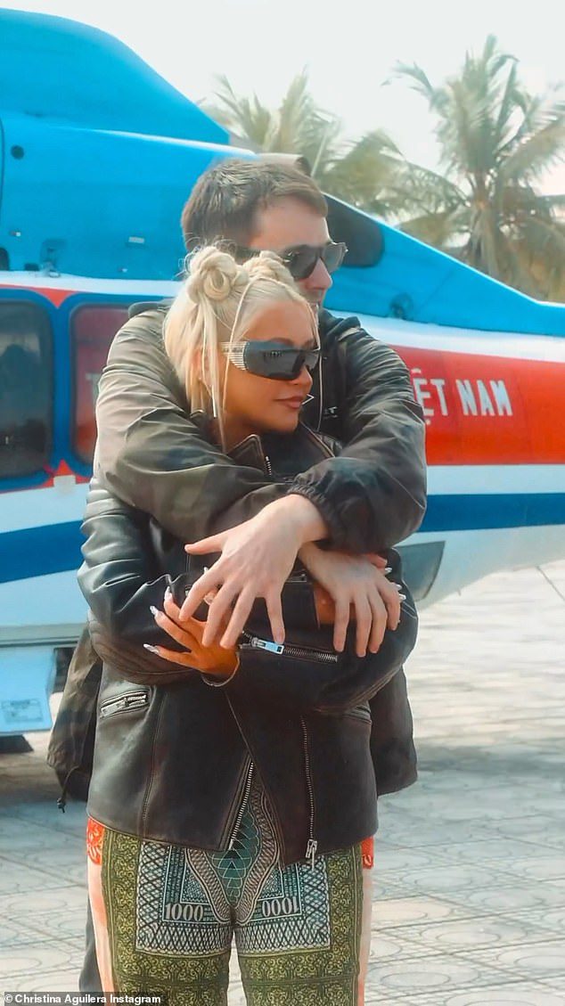 Lovebirds: Aguilera feierte am Wochenende ihren 42. Geburtstag mit einem privaten Helikopterflug und einem üppigen Abendessen in einem Restaurant am Meer in Vietnam