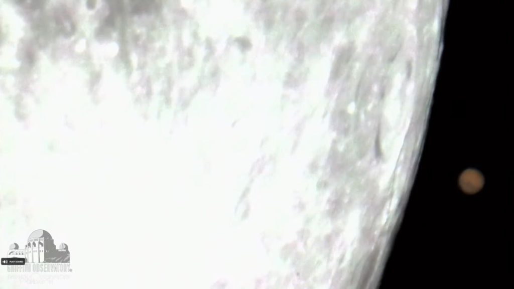 Eine seltene Marsfinsternis bei Vollmond fasziniert Sterngucker im Verborgenen