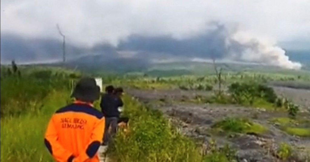 Indonesien evakuiert Dorfbewohner, als auf der Insel Java ein Vulkan ausbricht