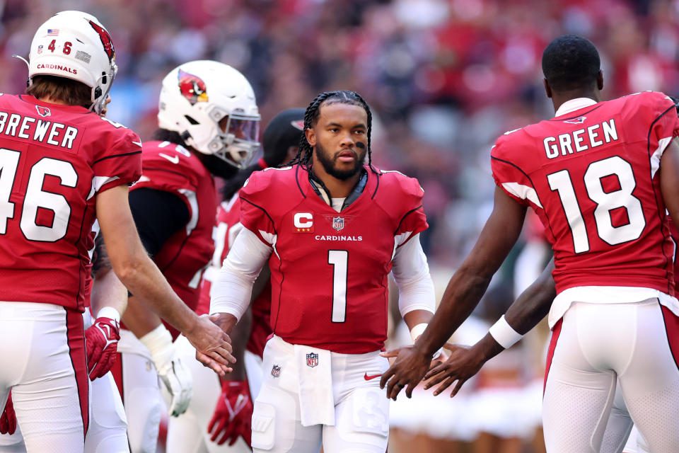 Glendale, AZ – 27. NOVEMBER: Kyler Murray #1 der Arizona Cardinals wird vor einem Spiel gegen die Los Angeles Chargers im State Farm Stadium am 27. November 2022 in Glendale, AZ präsentiert.  (Foto von Christian Petersen/Getty Images)
