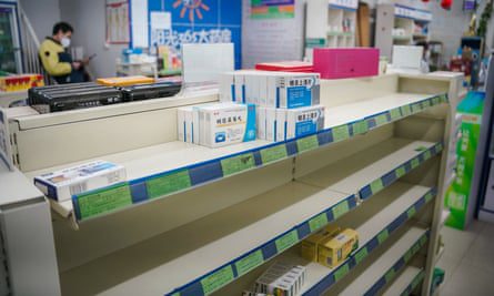 Gesamtansicht in einer Apotheke in Peking, China