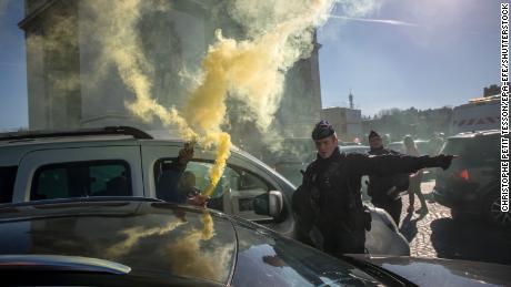 Die Pariser Polizei sagte in einer Erklärung auf Twitter, dass keine Verbote toleriert würden ";  Die Beamten arbeiten derzeit an ";  Teilnehmer an den verbotenen Protesten zerstreuen "  In der Nähe der Champs Elysees.