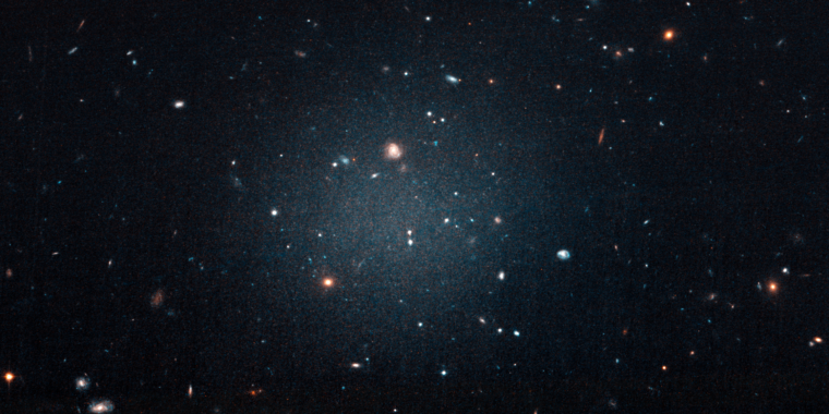Mit einer Pause haben Forscher eine Erklärung für dunkle Materie-arme Galaxien gefunden